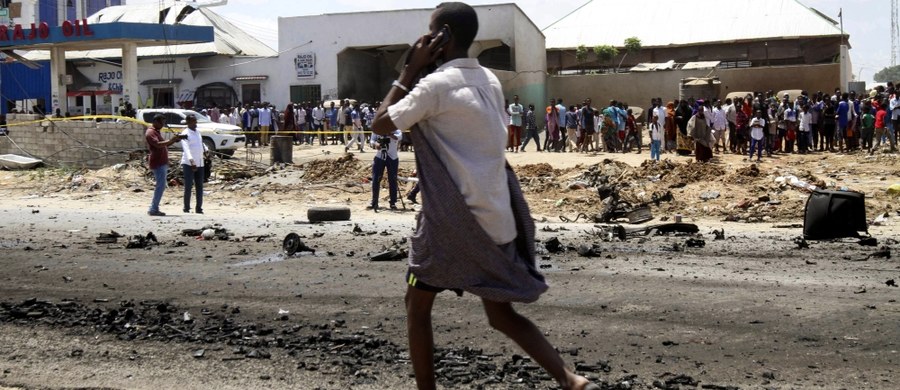 W eksplozjach trzech samochodów pułapek i strzelaninie, do której doszło między policją a islamistami, zginęły w piątek w Mogadiszu co najmniej 23 osoby, w tym sześciu zamachowców - informuje policja.