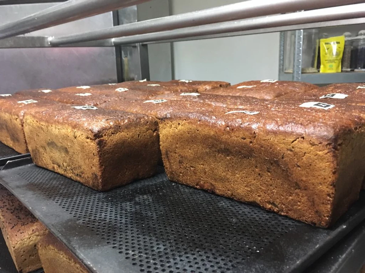 Piekarni Jacka Polewskiego nie widać z ulicy Dąbrowskiego na poznańskich Jeżycach. Nie ma też żadnego szyldu. Można do niej trafić jedynie po zapachu. To tam umawiamy się na spotkanie i rozmowę dotyczącą akcji, którą przygotowuje na sobotę. Przed wejściem leżą worki z ziarnem. To m.in. z żyta znajdującego się w środku powstanie mąka, z której Polewski i jego pracownicy przygotują specjalny, niepodległościowy chleb. Ciasto powstanie według dokładnie takiej samej receptury jak w 1918 roku. Wypieczone bochenki trafią w ręce potrzebujących mieszkańców stolicy Wielkopolski. Akcji będzie towarzyszyła zbiórka pieniędzy dla na ciepłą zupę dla bezdomnych i ubogich, serwowaną raz w tygodniu przy dworcu. 