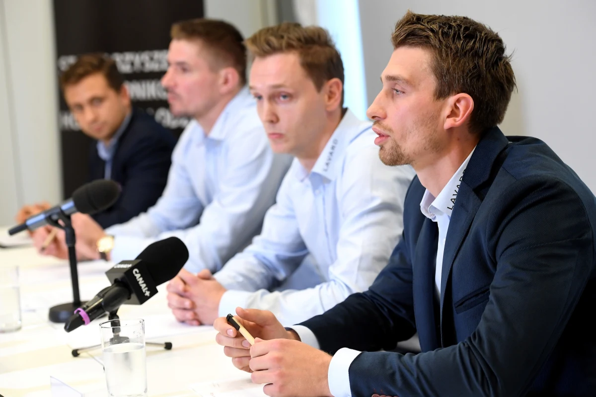 Zaległości finansowe względem graczy, szwankująca opieka medyczna - czego jaskrawym przykładem jest powtarzający się brak lekarza w czasie zgrupowań reprezentacji, brak jasnych uregulowań dot. funkcjonowania kadry - to niektóre z zarzutów wysuwanych przez Stowarzyszenie Zawodników Hokeja na Lodzie pod adresem Polskiego Związku Hokeja na Lodzie. W sytuacji ostrego sporu grupa kilkunastu czołowych reprezentantów odmówiła stawienia się na zgrupowaniu w Gdańsku i udziału w turnieju Euro Ice Hockey Challenge. "Żałujemy, że nas tam nie ma (…), ale te drastyczne kroki były naprawdę potrzebne. Robimy to dla dobra sprawy, dla dobra polskiego hokeja" - podkreślał w czasie konferencji prasowej w Krakowie jeden z założycieli Stowarzyszenia Zawodników Krystian Dziubiński.