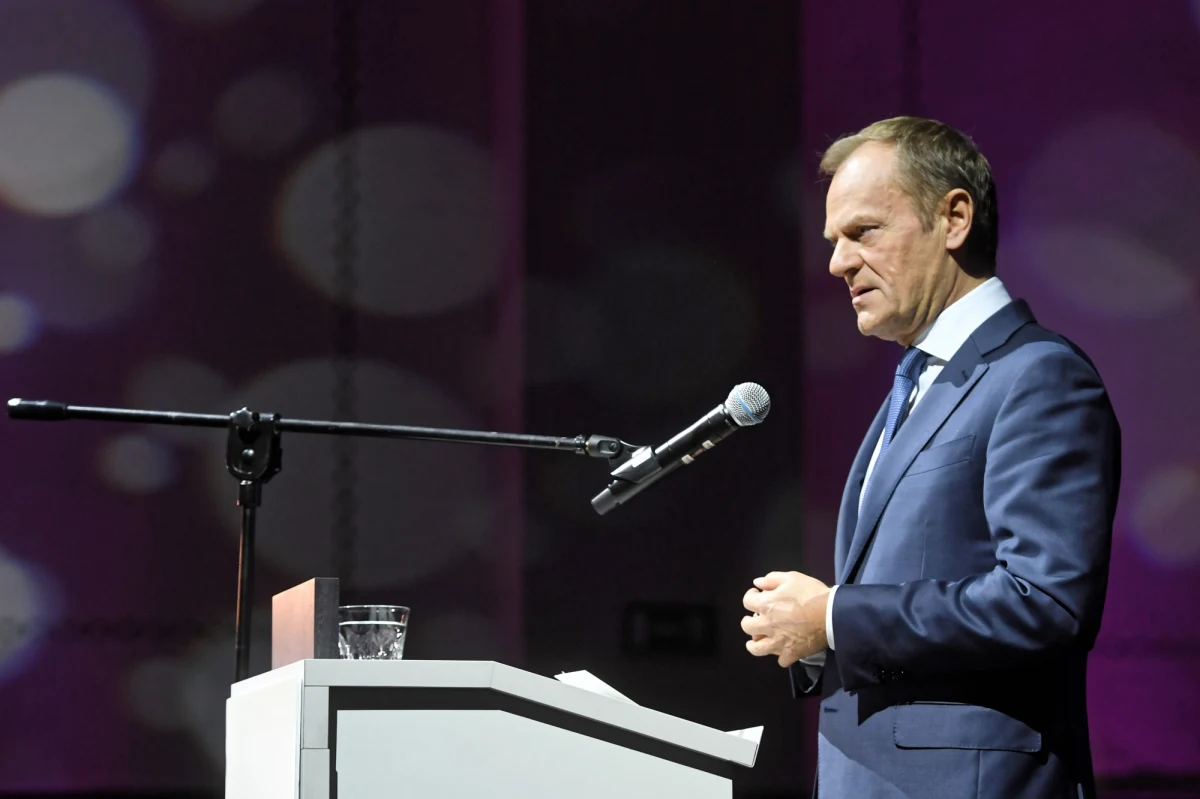 W przeddzień rocznicy odzyskania przez Polskę niepodległości szef Rady Europejskiej Donald Tusk przemawiał w Łodzi podczas 5. edycji Igrzysk Wolności. "To co wydarzyło się w 1918 roku było właściwie niemożliwe. Nikt nie mógł wyśnić, że jednocześnie w tym samym czasie upadną trzy zaborcze potęgi" - podkreślił były premier. Jak dodał: bohaterem, ojcem naszej niepodległości jest Józef Piłsudski. Bohaterem i ojcem naszej wolności jest Lech Wałęsa. Tej oczywistej prawdy nie zmieni żadna odgórna polityka historyczna. "Jestem przekonany - i to potwierdza nasza historia - że prawdziwe, te potrzebne, te święte mity naszej wolności i niepodległości są silniejsze od propagandy jakiejkolwiek politycznej władzy" - powiedział.