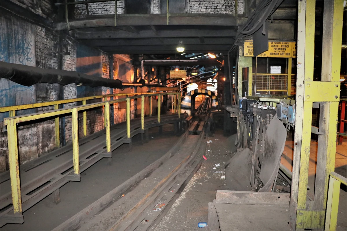 Nie żyje 35-letni górnik, którego poszukiwano po silnym wstrząsie w kopalni Mysłowice - Wesoła. Dwaj jego koledzy są w szpitalach. Pozostałym 17 górnikom nic się nie stało.