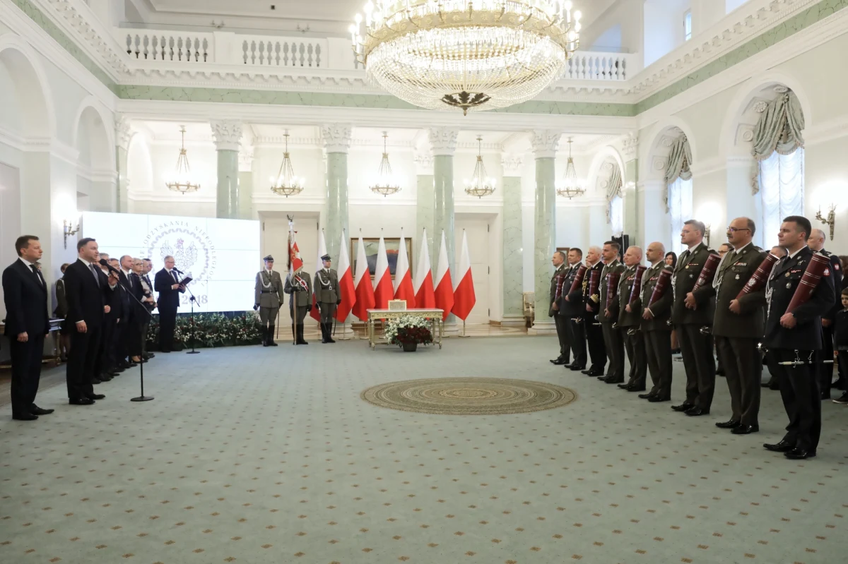 Prezydent mianował dziewięciu oficerów Wojska Polskiego na pierwszy oraz kolejne stopnie generalskie i admiralski. Na stopień generała dywizji został mianowany m.in. dowódca formowanej obecnie 18. Dywizji Zmechanizowanej gen. bryg. Jarosław Gromadziński.