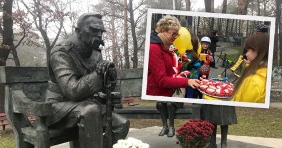 W przeddzień 100. rocznicy odzyskania przez Polskę niepodległości odwiedziliśmy w ramach cyklu Twoje Miasto w Faktach RMF FM miejsce niezwykłe: mazowiecki Sulejówek, który nazywany bywa "Miastem Marszałka"! Właśnie tam bowiem, w Dworku Milusin, Józef Piłsudski zamieszkał w 1923 roku. Naszym Słuchaczom i Internautom opowiedzieliśmy o Dworku, Willi Bzów, powstającym Muzeum Józefa Piłsudskiego czy Parku Glinianki - a tych, którzy w Sulejówku odwiedzili nasze żółto-niebieskie miasteczko przy pomniku Marszałka, częstowaliśmy biało-czerwonymi ciastkami: "niepodległościówkami" z nadzieniem z polskich jabłek!