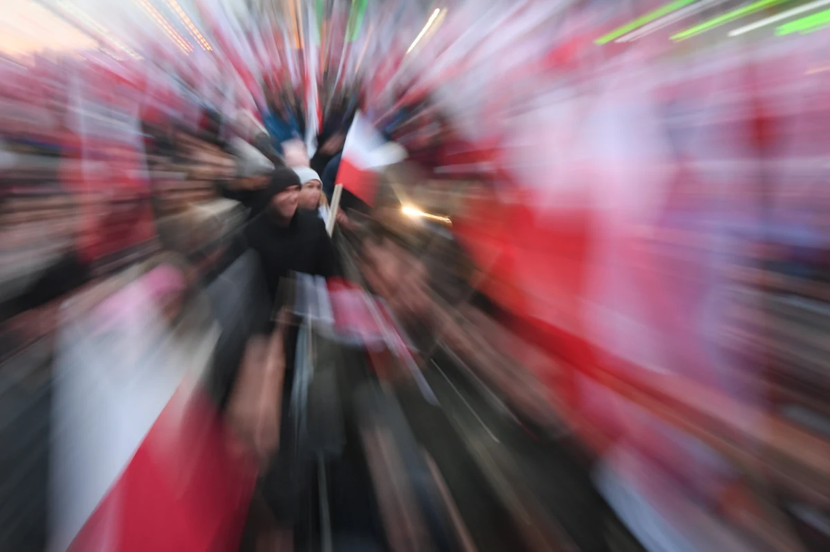 Organizatorzy Marszu Niepodległości zapowiadają, że będą starali się usuwać treści, które przekraczałyby prawo. "Będziemy mieć grupę, która będzie starała się usuwać transparenty, które ewentualnie, w jakiś sposób mogłyby przekraczać prawo i które będą sprzeczne z regulaminem" - podkreślił Bąkiewicz.