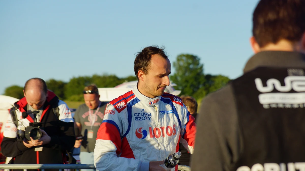 Robert Kubica zaprzeczył piątkowym informacjom portalu autosport.com według których miał otrzymać ofertę od Williamsa na start w kolejnym sezonie F1.  Sportowiec w rozmowie z Eleven Sports przyznał jednak, że ma sporo propozycji dotyczących jego przyszłości.