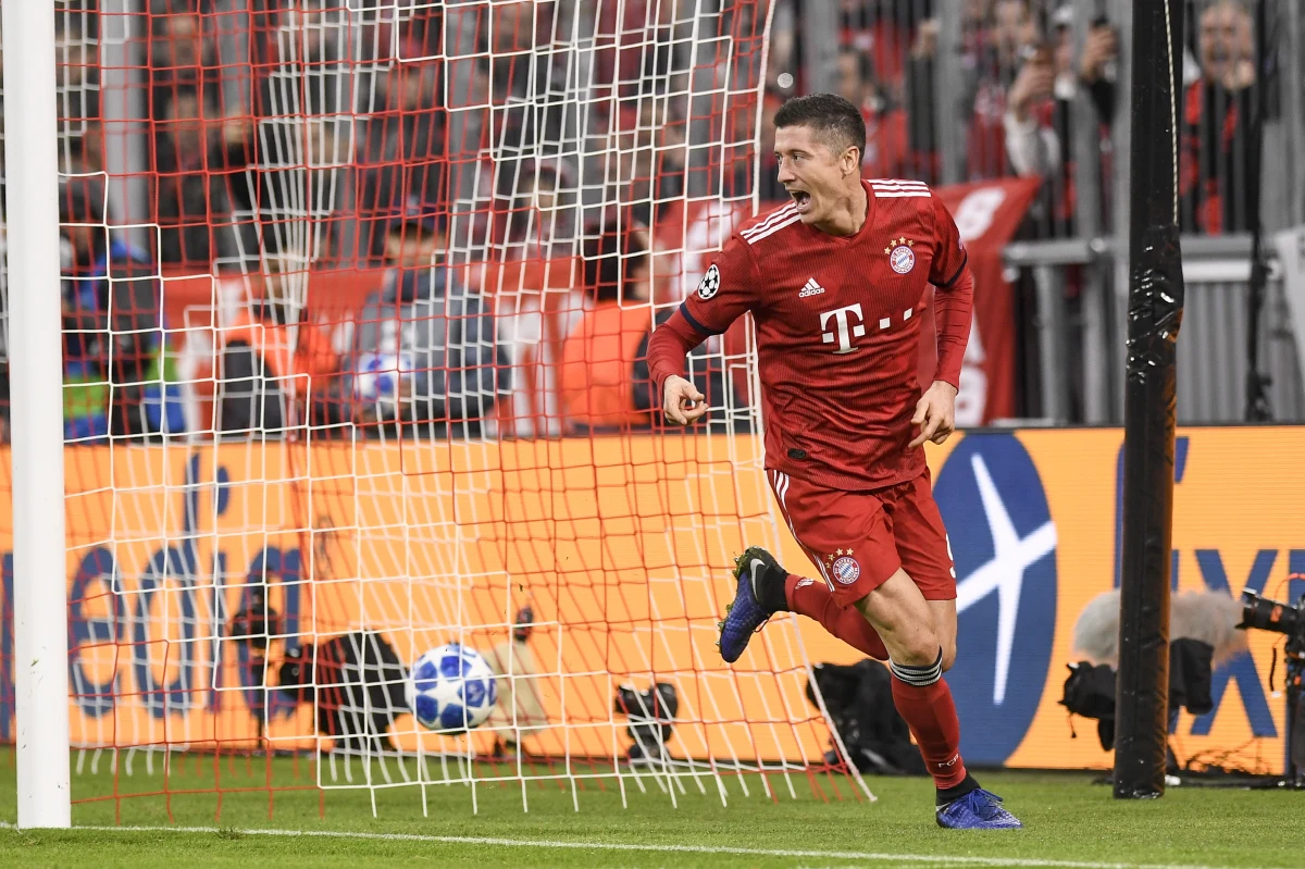 Borussia Dortmund pokonała w hicie Bundesligi Bayern Monachium 3:2 (0:1). Po dwie bramki strzelili Marco Reus i Robert Lewandowski a decydującego gola zdobył Paco Alcacer. Po tym meczu polski napastnik ma już na koncie 187 bramek strzelonych w Bundeslidze. Do przerwy na boisku rządził Bayern. W drugiej połowie piłkarze z Dortmundu zmarnowali kilka świetnych okazji, ale i tak zdołali odwrócić losy spotkania.