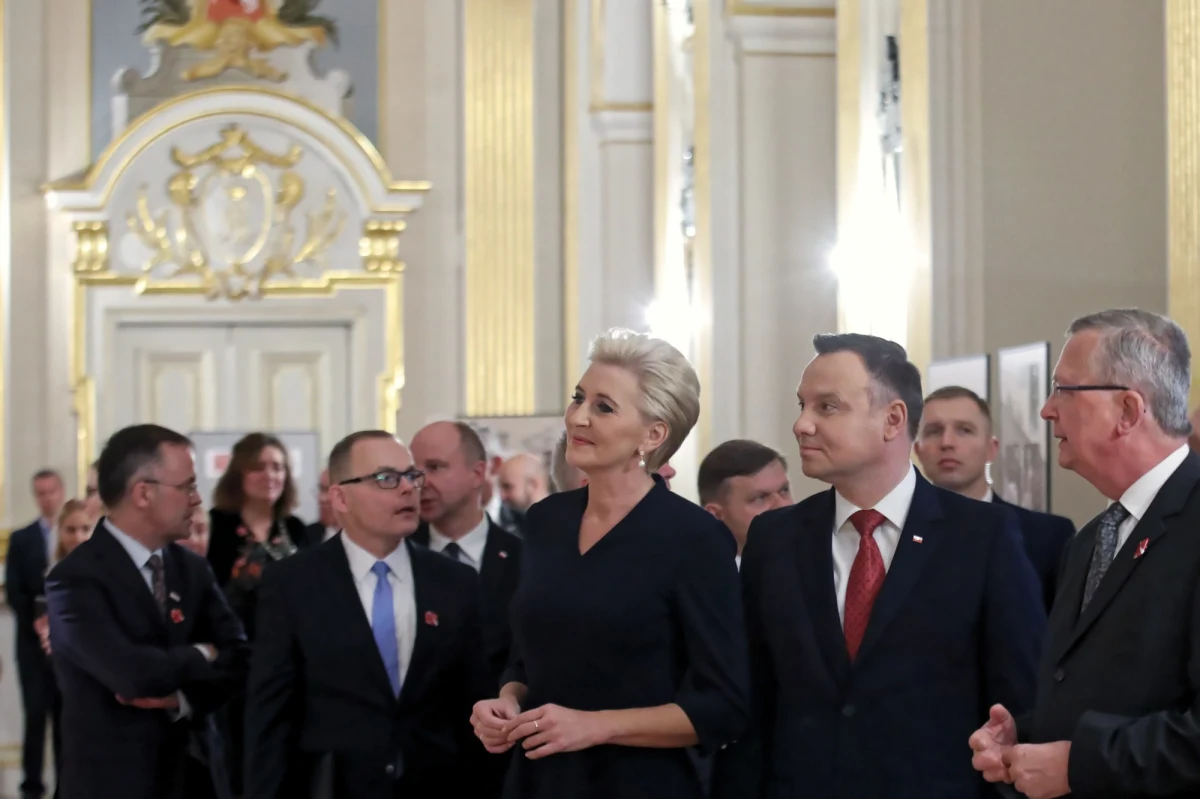 "Niech 100. rocznica odzyskania przez Polskę niepodległości będzie świętem wszystkich Polaków" - oświadczył prezydent Andrzej Duda w sobotnim wystąpieniu telewizyjnym. "To są setne urodziny naszej wolności" - podkreślił.