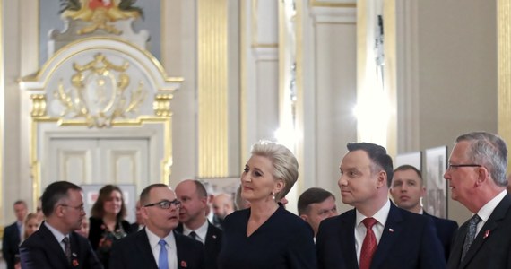 "Niech 100. rocznica odzyskania przez Polskę niepodległości będzie świętem wszystkich Polaków" - oświadczył prezydent Andrzej Duda w sobotnim wystąpieniu telewizyjnym. "To są setne urodziny naszej wolności" - podkreślił.