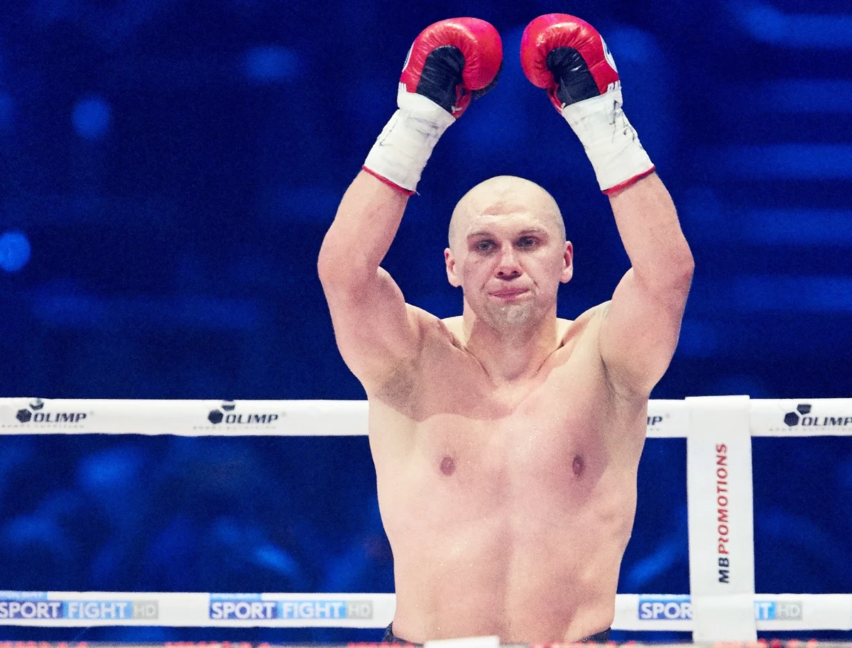 Polski bokser Krzysztof Głowacki pokonał jednogłośnie na punkty Rosjanina Maksima Własowa i został tymczasowym (interim) mistrzem świata WBO w wadze junior ciężkiej. Głowacki awansował też do półfinału prestiżowego turnieju World Boxing Super Series.