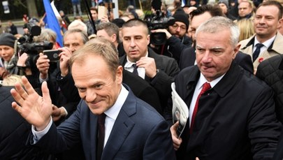 Donald Tusk i Grzegorz Schetyna przed Belwederem: Kochamy Cię Polsko 