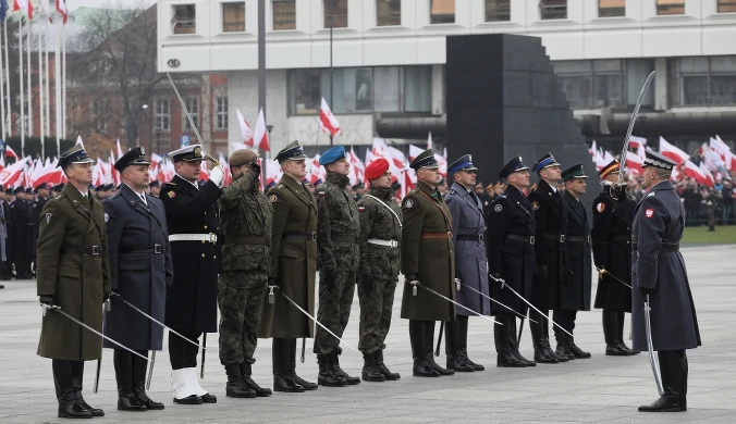 "Niepodległa do hymnu!". W południe Polacy odśpiewali "Mazurek Dąbrowskiego"