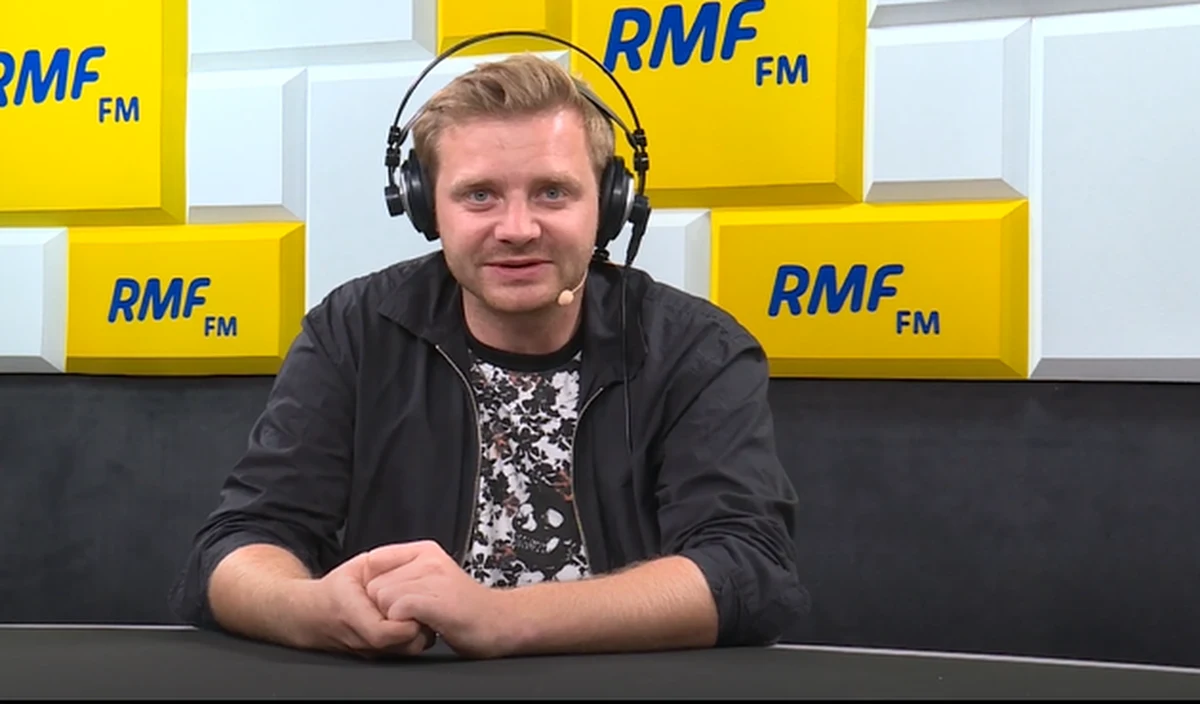 "To jest jak z bajki. Dla mnie to jest największa rzecz. Liczę na to, że będą jeszcze większe, albo tak cudowne i równe temu, co mnie spotkało" - mówi w RMF FM Rafał Zawierucha - aktor, który zagrał Romana Polańskiego w filmie Quentina Tarantino "Once Upon a Time in Hollywood". W obsadzie tej produkcji są takie gwiazdy jak m.in. Brad Pitt, Leonardo DiCaprio czy Margot Robbie, która wcieliła się w postać Sharon Tate - żony polskiego reżysera. "Nie umiem tego nazwać słowami. To jest coś metafizycznego. Coś takiego, że mówisz "naprawdę?", szczypiesz się i próbujesz się obudzić, a ten sen trwa. I uświadamiasz sobie, że to prawda" - odpowiada Zawierucha. "Miałem ciarki, jak czytałem scenariusz. Chcę więcej takich scenariuszy" - podkreśla. Opowiada też o życiu w filmowej rodzinie Quentina Tarantino i swoich przygotowaniach do wcielenia się w rolę Romana Polańskiego. "Szanuję w stu procentach jego twórczość i jego życie. Nie śmiem nawet komentować jego życia, bo nie mnie to oceniać. Chciałbym go poznać osobiście" - przyznaje Zawierucha.