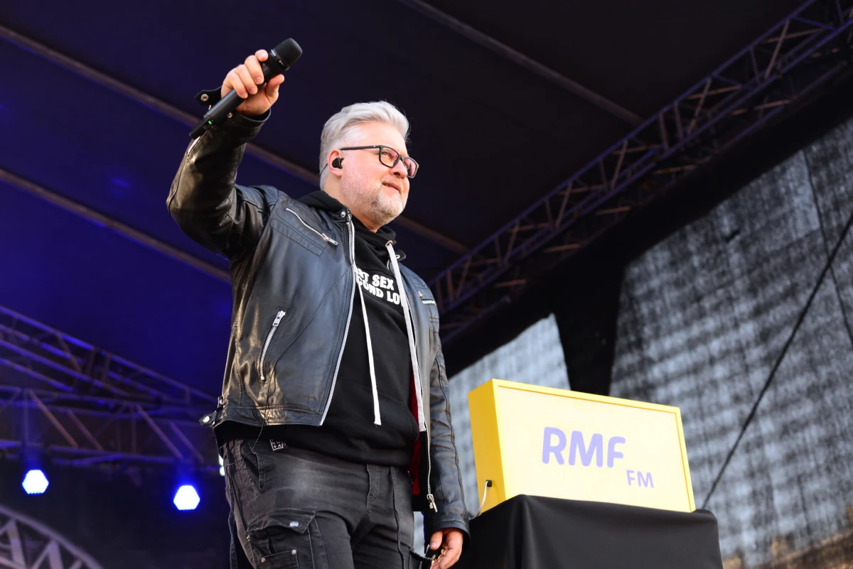 Za nami III Ogólnopolskie Śpiewanie Biało-Czerwonych Przebojów! W 100. rocznicę odzyskania przez Polskę niepodległości ponownie spotkaliśmy się na Rynku Głównym w Krakowie. Towarzyszyły nam gwiazdy: m.in. Sarsa i Artur Gadowski z zespołem IRA. Było pięknie i radośnie!