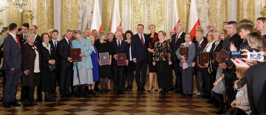 Maria Skłodowska-Curie, Janusz Korczak, Władysław Reymont, Ignacy Daszyński i Roman Dmowski są wśród pośmiertnie odznaczonych Orderem Orła Białego przez Andrzeja Dudę. Prezydent uhonorował 25 wybitnych Polaków "zasłużonych dla chwały, dobra i pożytku RP".