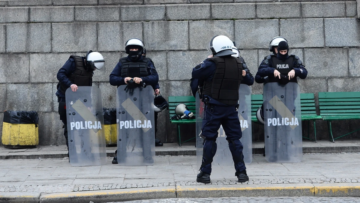 Ponad 100 osób zatrzymali policjanci i agenci ABW w ramach akcji przygotowań do państwowego Biało-Czerwonego Marszu "Dla Ciebie Polsko", który w setną rocznicę odzyskania przez Polskę niepodległości przeszedł - wspólnie z Marszem Niepodległości środowisk narodowych - ulicami Warszawy. Zatrzymani najczęściej trafiali na 48 godzin do izb zatrzymań, ale część z nich - jak dowiedział się dziennikarz RMF FM Krzysztof Zasada - musi jednak liczyć się z zarzutami.