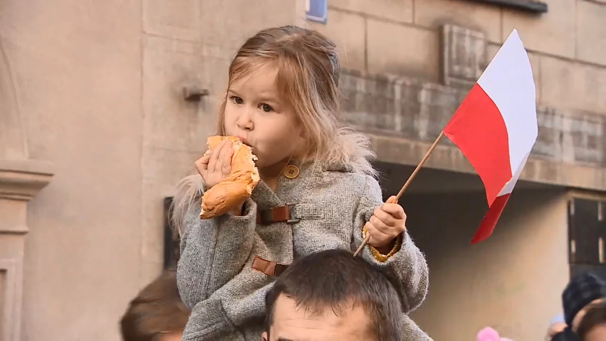 Kompanie wojska, policji i straży miejskiej, a przede wszystkim tłumy krakowian przemaszerowały ulicami stolicy Małopolski w 100. rocznicę odzyskania przez Polskę niepodległości! "To święto się staje się coraz bardziej rodzinne, ludzie bardzo fajnie je przeżywają. Chcemy wychować córkę na młodą patriotkę: by kochała swój kraj i się go nie wstydziła" - podkreślała uczestniczka pochodu. Zobaczcie!