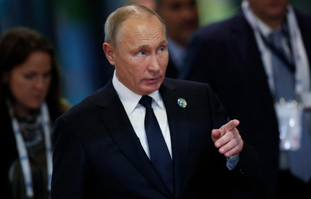 Prezydent Rosji Władimir Putin przeprowadził w niedzielę krótką rozmowę z prezydentem USA Donaldem Trumpem w Paryżu. Powiedział o tym sam dziennikarzom w Pałacu Elizejskim, wychodząc z obiadu.