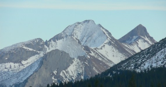 ​Piękna pogoda w Tatrach i długi weekend spowodowały spory ruch na tatrzańskich szlakach. Ratownicy TOPR przestrzegają jednak turystów wybierających się w najwyższe rejony gór przed bardzo groźnymi oblodzeniami.
