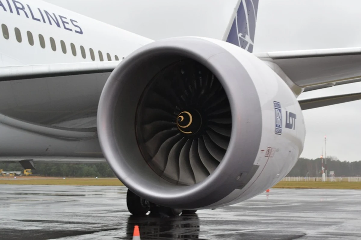 ​Dreamliner LOT-u, który zepsuł się w Pekinie, został już naprawiony. Oczekujący na rejs pasażerowie wkrótce wylecą do Polski. Przylot do Warszawy jest przewidywany przed godziną 22. Przewoźnik przeprasza pasażerów za utrudnienia. Informację o problemach otrzymaliśmy na Gorącą Linię RMF FM.