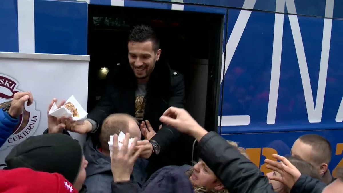 Lech Poznań wspólnie z Jagiellonią Białystok postanowili zorganizować niecodzienną akcję w setną rocznicę odzyskania przez Polskę niepodległości. W stolicy Podlasia, przed rozgrywanym przeciwko sobie meczem 15. kolejki Lotto Ekstraklasy, przedstawiciele obu klubów rozdawali przywiezione z Poznania rogale świętomarcińskie. „Udało nam się zrobić coś więcej, niż tylko rywalizować na boisku. To bardzo wartościowe. Przyjechaliśmy do Białegostoku, żeby promować swój własny region, swoje specjalności czyli rogale świętomarcińskie” - powiedział rzecznik prasowy Lecha Łukasz Borowicz.