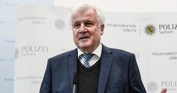 ​Horst Seehofer zapowiedział swoją rezygnację z piastowanego od 10 lat stanowiska szefa Unii Chrześcijańsko-Społecznej (CSU). Podkreślił jednak, że wbrew doniesieniom mediów zamierza pozostać ministrem spraw wewnętrznych w rządzie Niemiec.