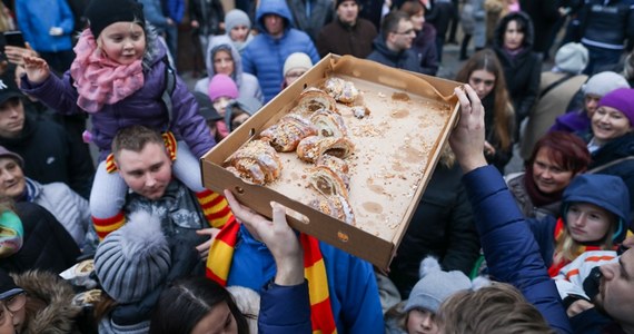 Gdyby byli u siebie, pewnie zajrzeliby na ulicę św. Marcin, która w tym jedynym dniu w roku, pełna jest ludzi i wyjątkowych przysmaków. W Poznaniu wypiekanych i spożywanych z prawdziwym "nabożeństwem". Mowa o rogalach świętomarcińskich. Niedziela 11 listopada dla piłkarzy Lecha Poznań była jednak dniem wyjazdowego meczu z Jagiellonią Białystok. Słodki kawałek poznańskiej tradycji zabrali więc ze sobą. Wśród kibiców Jagi nie brakowało chętnych na spróbowanie słodkości z białym makiem i orzechową posypką. Lechici musieli ratować się krojeniem rogali na pół, tak by wystarczyło dla wszystkich.