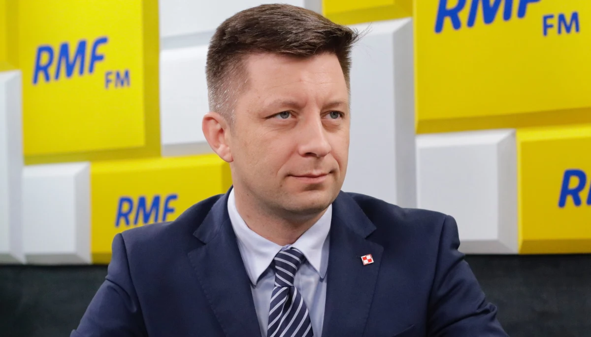 Premier wezwał Marka Chrzanowskiego do natychmiastowych wyjaśnień – tak Michał Dworczyk odpowiada na pytanie, czy po publikacji "Gazety Wyborczej" Mateusz Morawiecki będzie domagał się dymisji szefa KNF. Szef kancelarii premiera dodał, że premier zlecił także prokuraturze i służbom niezwłoczne zebranie informacji. "Gazeta Wyborcza" oraz "Financial Times" informują na okładach o sensacyjnych oskarżeniach wysuwanych przez jednego z najbogatszych Polaków. Leszek Czarnecki doniósł do prokuratury na szefa KNF Marka Chrzanowskiego. Miał on oferować przychylność dla Getin Noble Banku w zamian za ok. 40 mln zł. Według KNF, to próba wywierania wpływu na Komisję Nadzoru Finansowego poprzez szantaż. "Jeśli potwierdziłyby się informacje medialne, ta sprawa zostanie wyjaśniona i zostaną wyciągnięte konsekwencje. Nie będzie żadnej taryfy ulgowej. Nie zamiatamy takich spraw pod dywan" – dodał Dworczyk. 