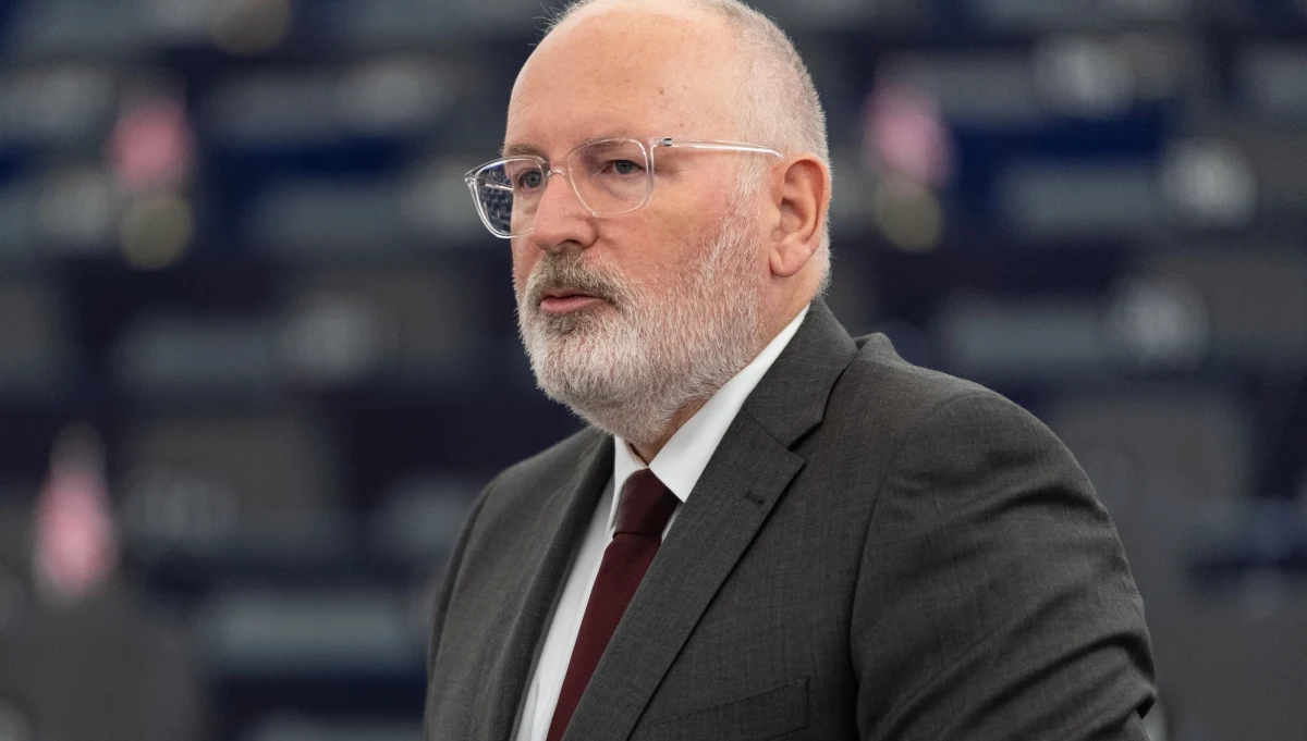 ​Frans Timmermans uważa, że postanowienie TSUE o środkach zabezpieczających powinno zostać wdrożone, tak jak to zrobiła pierwsza prezes SN Małgorzata Gersdorf. Jeżeli 19 listopada Polska nie przedstawi działań wdrożeniowych, które zadowolą KE, to komisja wystąpi o nałożenie na Polskę wysokich kar dziennych - ustaliła dziennikarka RMF FM.