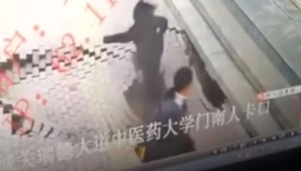 ​W Chinach kamera monitoringu zarejestrowała tragiczny incydent, kiedy pod spacerującą kobietą zawalił się chodnik.