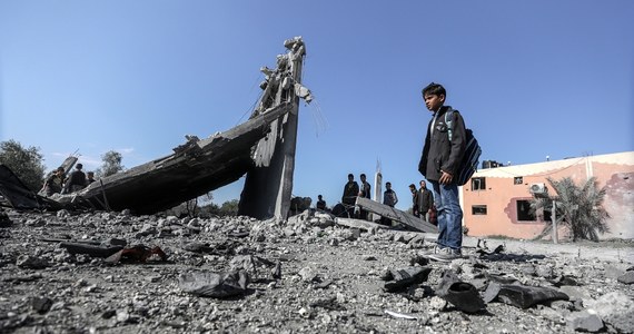​Palestyńczycy ze Strefy Gazy ostrzelali z rakiet tereny po izraelskiej stronie granicy. W odwecie Izrael przeprowadził atak lotniczy, w którym zginęły dwie osoby, a trzy zostały ranne - podała AP, powołując się na palestyński resort zdrowia.