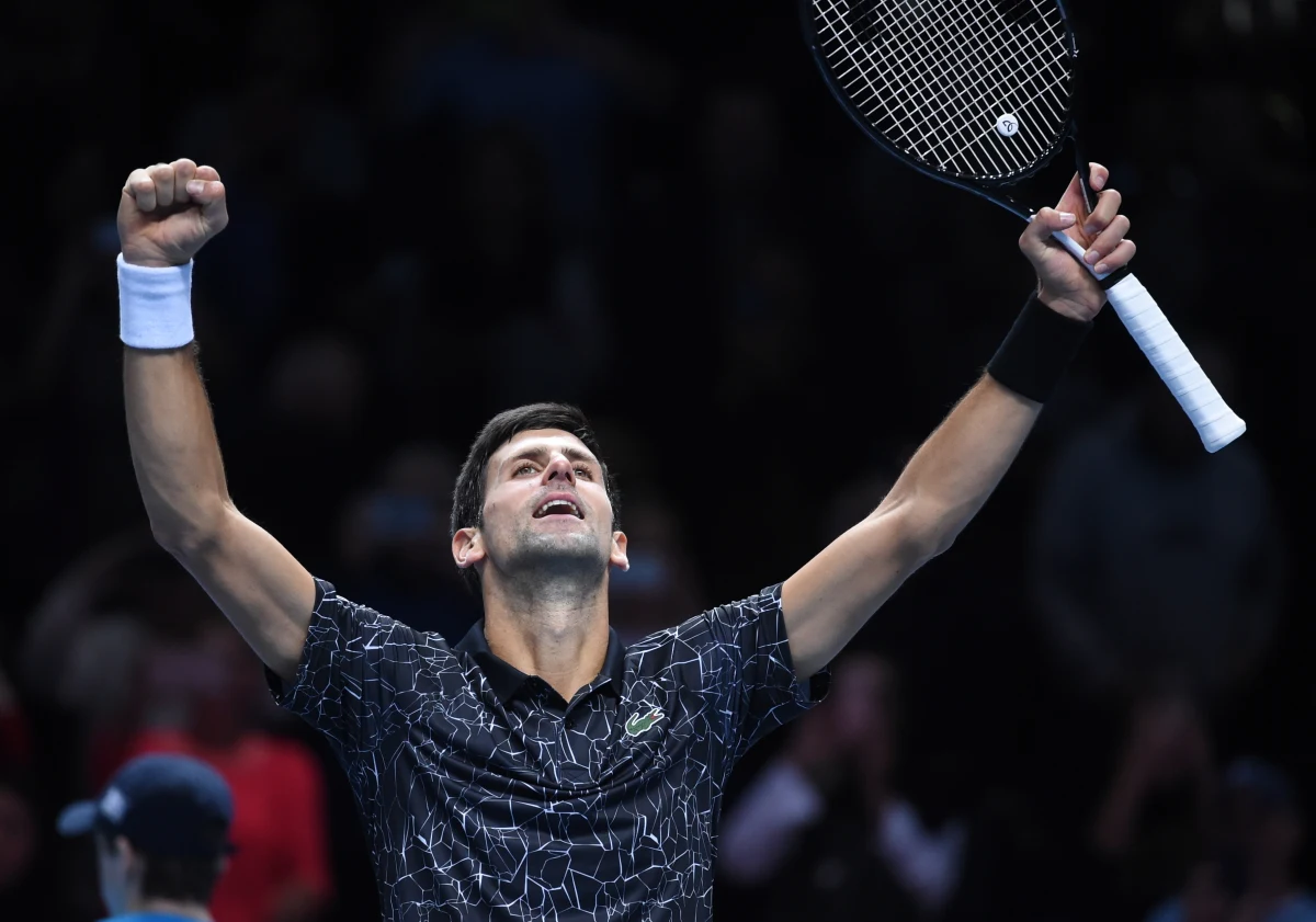 Serb Novak Djokovic pewnie wygrał z Amerykaninem Johnem Isnerem 6:4, 6:3 w swoim pierwszym meczu rozgrywanych w Londynie ATP Finals, czyli kończącego sezon turnieju masters tenisistów. W turnieju debla Łukasz Kubot i Brazylijczyk Marcelo Melo przegrali z Amerykanami Mike'em Bryanem i Jackiem Sockiem 3:6, 6:7 (5-7). Mecz zakończył podwójny błąd serwisowy Polaka. Rozstawionym z numerem trzecim Polakowi i Brazylijczykowi nie udał się więc rewanż za porażkę w finale US Open.