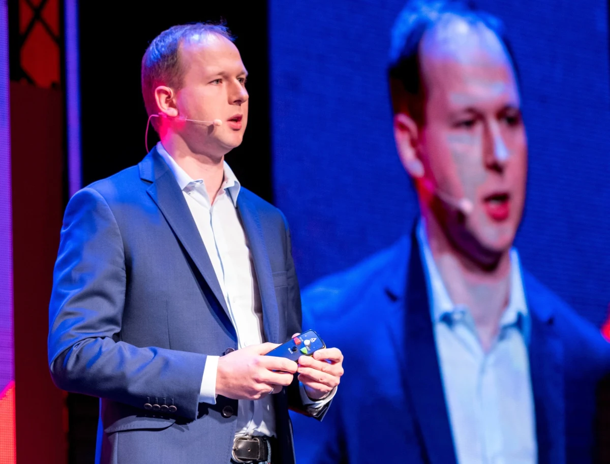 "Premier wezwał szefa KNF-u do natychmiastowych wyjaśnień oraz zlecił prokuraturze i służbom niezwłoczne zebranie informacji nt. tych enuncjacji prasowych, które dzisiaj się pojawiły" - tak szef kancelarii premiera Michał Dworczyk odniósł się w Porannej rozmowie w RMF FM do doniesień "Gazety Wyborczej". Z artykułu wynika, że szef Komisji Nadzoru Finansowego Marek Chrzanowski miał oferować właścicielowi Getin Noble Banku Leszkowi Czarneckiemu przychylność w zamian za 40 milionów złotych. Czarnecki miał nagrać Chrzanowskiego, a jego pełnomocnik mec. Roman Giertych zawiadomił prokuraturę. Szef KNF ma stawić się w gabinecie premiera jutro rano.