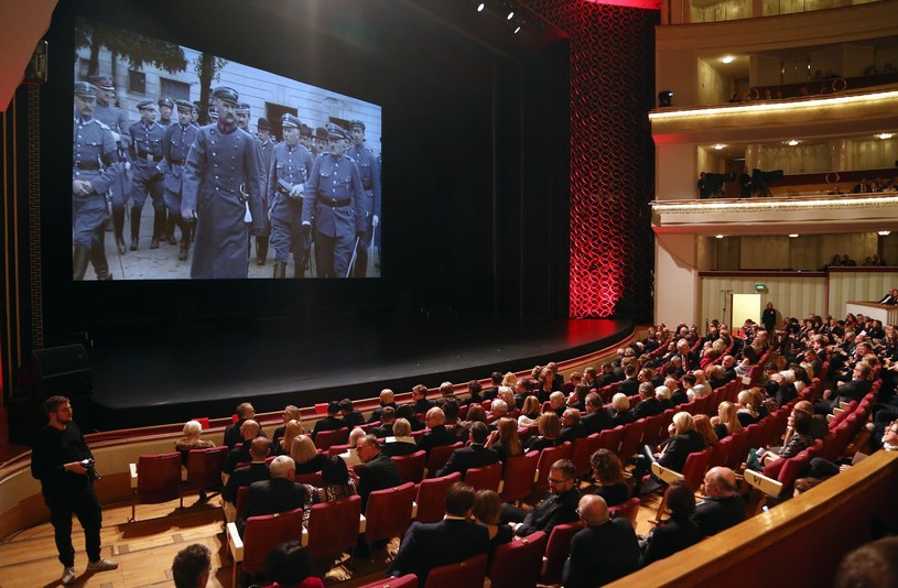 Dzięki filmowi "Niepodległość" mamy unikalną możliwość, by dotknąć naszej historii - powiedział wicepremier, minister kultury prof. Piotr Gliński, który w poniedziałek, 12 listopada, w Teatrze Wielkim-Operze Narodowej w Warszawie wziął udział w premierze produkcji.