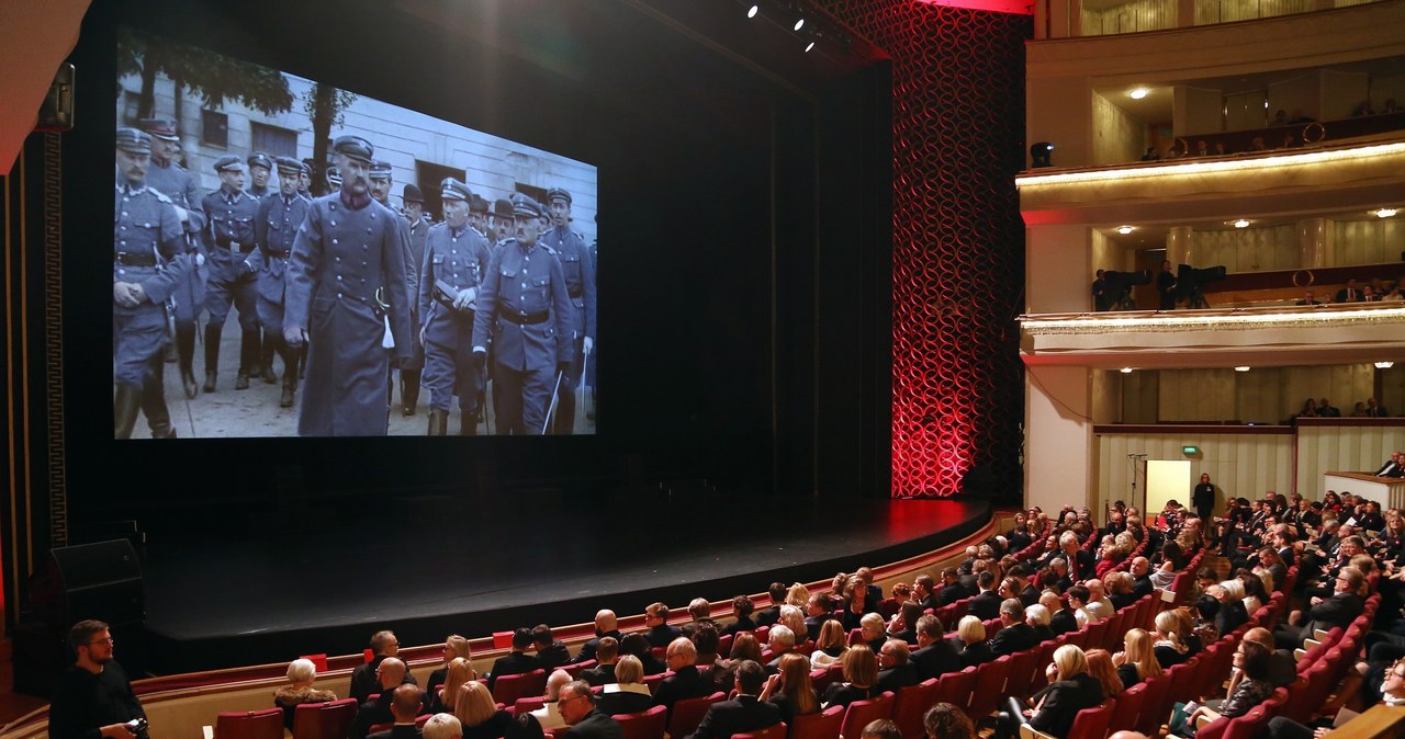 Dzięki filmowi "Niepodległość" mamy unikalną możliwość, by dotknąć naszej historii - powiedział wicepremier, minister kultury prof. Piotr Gliński, który w poniedziałek, 12 listopada, w Teatrze Wielkim-Operze Narodowej w Warszawie wziął udział w premierze produkcji.