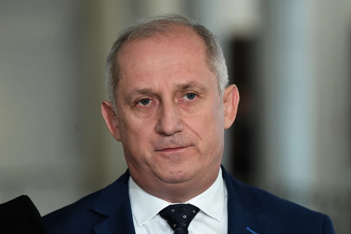 Platforma Obywatelska domaga się powołania komisji śledczej ds. KNF i Getin Noble Banku. To efekt publikacji "Gazety Wyborczej", która ujawniła, że właściciel Getin Noble Banku Leszek Czarnecki nagrał rozmowę z szefem Komisji Nadzoru Finansowego Markiem Chrzanowskim, w której ten miał oferować przychylność dla jego banków w zamian za 40 mln złotych. "Reputacja polskiego systemu finansowego właśnie legła w gruzach" - grzmiał szef klubu PO Sławomir Neumann.