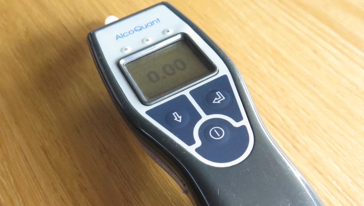 Prawie trzy promile alkoholu miał w organizmie 51-latek, który wiózł samochodem swojego 9-letniego wnuka. Okazało się, że mężczyzna ma sądowy zakaz prowadzenia pojazdów mechanicznych. 