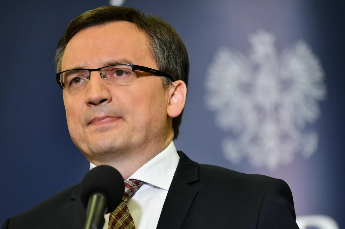 Prokuratura przejmuje sprawę Marka Chrzanowskiego. Po tym, jak szef Komisji Nadzoru Finansowego podał się do dymisji, jego los jest teraz w rękach śledczych. Prokurator generalny Zbigniew Ziobro na specjalnej konferencji poinformował, że polecił wszcząć śledztwo ws. podejrzenia popełnienia przestępstwa przez szefa KNF, wstępne kwalifikacja to przekroczenie uprawnień. Chodzi o doniesienia „GW” opisujące kulisy spotkania "w cztery oczy” Marka Chrzanowskiego z Leszkiem Czarneckim. 