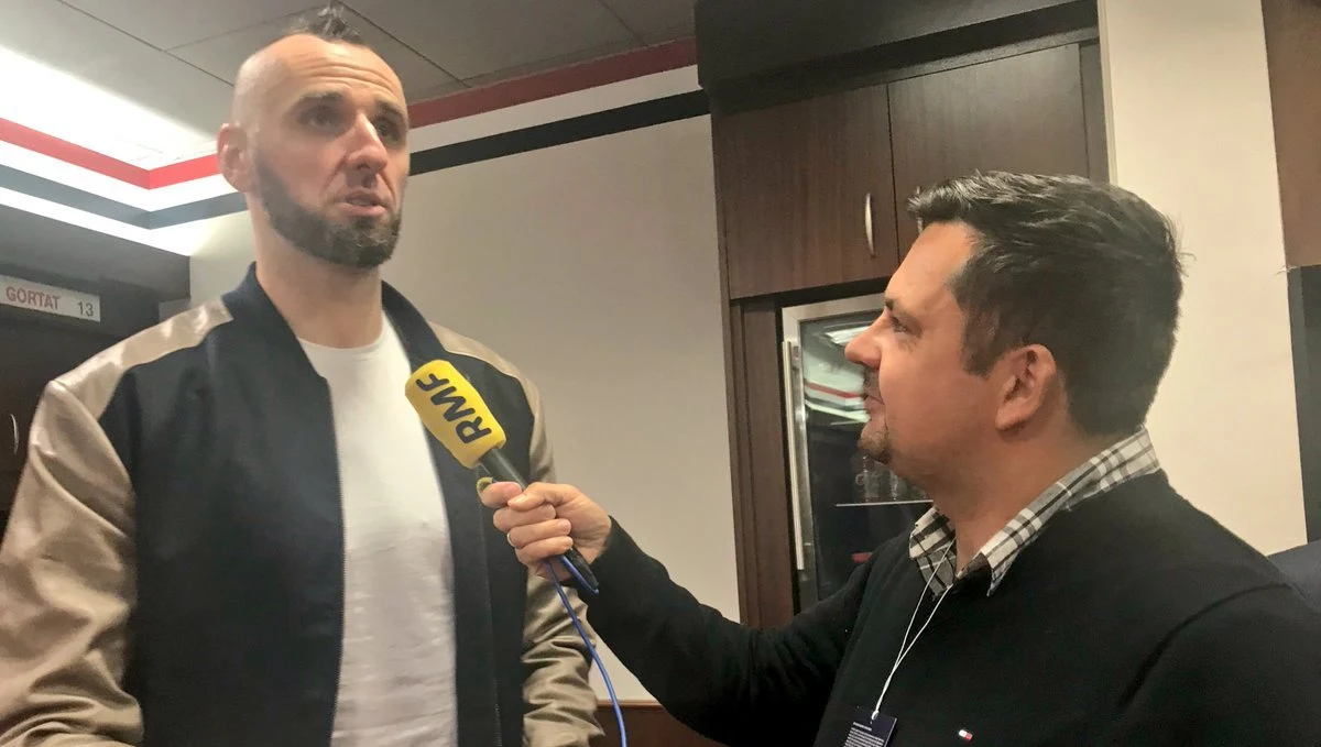 „Jak znajdziesz obywatela USA, który zje kaszankę zasmażaną z jajkiem, to dam ci 1000 dolarów” – napisał parę dni temu Marcin Gortat do swoich fanów. Wspominał w rozmowie z nimi także o innych polskich przysmakach. Postanowiłem więc udowodnić Marcinowi, że obywatel USA też zje kaszankę zasmażaną z jajkiem. A przy okazji zrobić coś dobrego. Poznajcie Marka, byłego amerykańskiego żołnierza, weterana wojny w Iraku. To świetny facet.  Marcin Gortat ceni wojskowych, wspiera weteranów. 