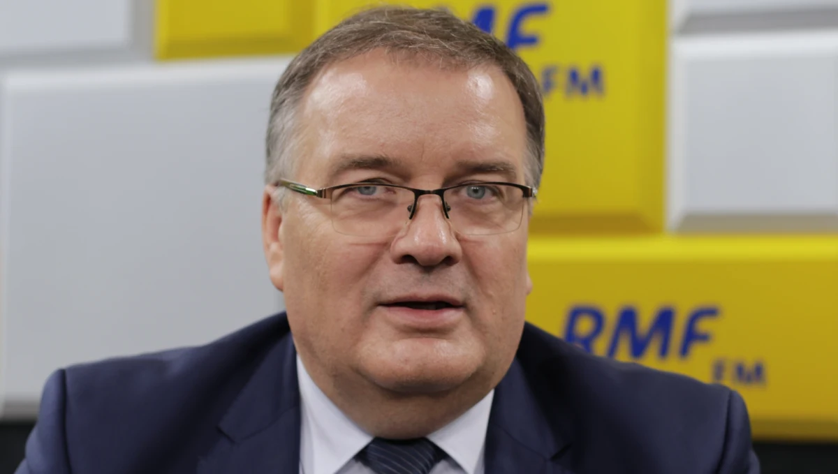 Tam nie ma żadnych dowodów na to, że ktoś komuś coś proponował - tak o publikacji „Gazety Wyborczej” ws. rozmowy szefa KNF z Leszkiem Czarneckim mówi w Popołudniowej rozmowie w RMF FM Andrzej Dera. Według prezydenckiego ministra nie ma nic dziwnego w tym, że śledztwo w tej sprawie będzie osobiście nadzorował Prokurator Generalny Zbigniew Ziobro. "Żeby potem nie było sytuacji, że ktoś o czymś nie wiedział" - uzasadnia gość Marcina Zaborskiego. Pytany, kogo prezydenta Andrzej Duda wezwał dziś do siebie, żeby rozmawiać o tym, co napisała "Gazeta Wyborcza", Dera stwierdził: "Nie wiem tego". "Nie umiem na to pytanie odpowiedzieć" - tak prezydencki minister skwitował pytanie, czy prezydent ma wciąż pełne zaufanie do swojego przedstawiciela w KNF, Zdzisława Sokala.