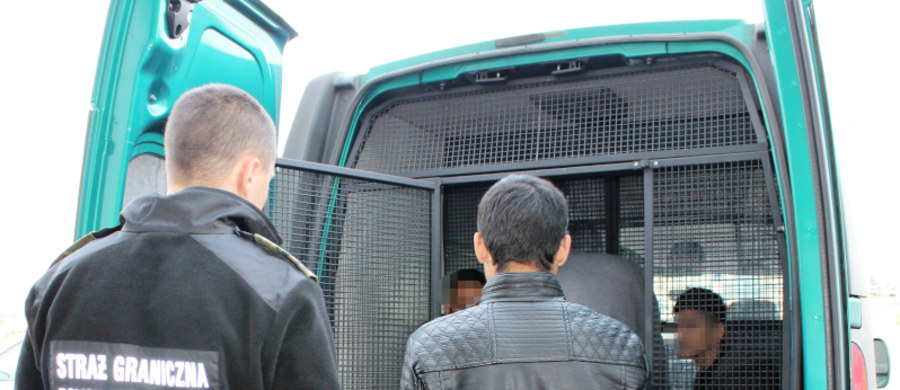 Czterech Afgańczyków zatrzymanych przez straż graniczną w Myszkowie w Śląskiem. Do Polski mężczyźni dotarli w naczepie ciężarówki. Dostali się do niej w Serbii. W Myszkowie zatrzymano ich na terenie firmy, gdzie ciężarówka miała być rozładowana.
