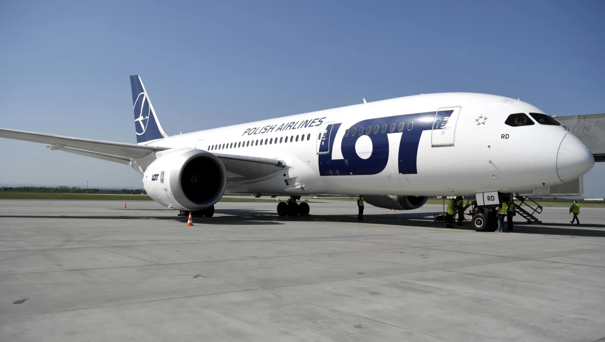 Wyciągniemy konsekwencje wobec naszego przedstawiciela w Pekinie, który prowadził zbiórkę pieniędzy na remont dreamlinera - zapowiedział rzecznik PLL LOT Adrian Kubicki.