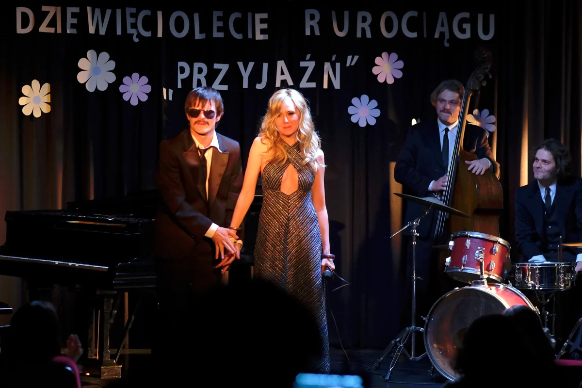 Maciej Pieprzyca pracuje nad filmem "Ikar. Legenda Mietka Kosza". We wtorek zdjęcia były realizowane w Pałacu Kultury Zagłębia w Dąbrowie Górniczej. "Mietek Kosz żył tylko 29 lat, ale to fascynująca biografia i bardzo złożona osobowość. Zachwycił mnie najpierw jako człowiek. To taki typ bohatera, który mnie zawsze interesował - outsider, mierzący się z życiem, z przeciwnościami życia, przegrywający, wygrywający, ale bohater, który czegoś chce, do czegoś dąży, nie jest bierny" – podkreślił Pieprzyca w czasie spotkania z dziennikarzami. 