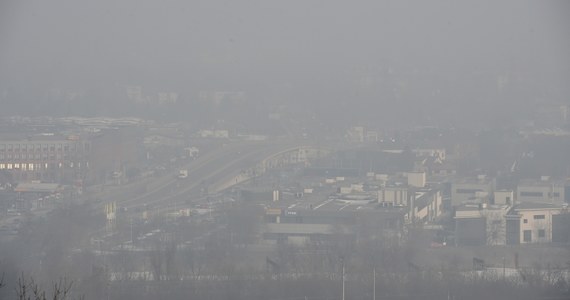 Po kilku dniach z fatalnym powietrzem, środa, okazała się łaskawa dla Krakowa. Niewielki wiatr i opady deszczu sprawiły, że jakość powietrza poprawiła się. Stacje monitoringu informują o poziomie umiarkowanym i dobrym. 
