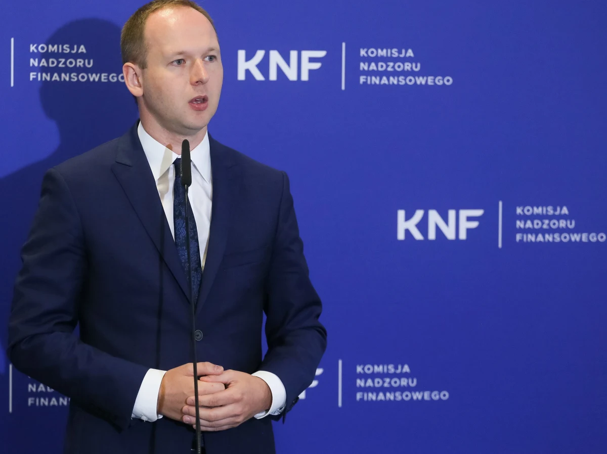 ​Były szef Komisji Nadzoru Finansowego Marek Chrzanowski jest już w kraju. Nad ranem przyleciał z Singapuru do Warszawy. Lotnisko opuścił wejściem dla VIP-ów i nie rozmawiał z dziennikarzami. We wtorek Chrzanowski złożył rezygnację z pełnionej funkcji. Dymisja została przyjęta przez premiera. Mateusz Morawiecki, jak informowała w rozmowie z RMF FM rzecznik rządu Joanna Kopcińska, spotkał się wieczorem z szefami służb i prokuratorem generalnym w sprawie byłego szefa KNF. Dodała, że "premier zobowiązał instytucje do współpracy w celu szybkiego wyjaśnienia wszystkich aspektów sprawy".