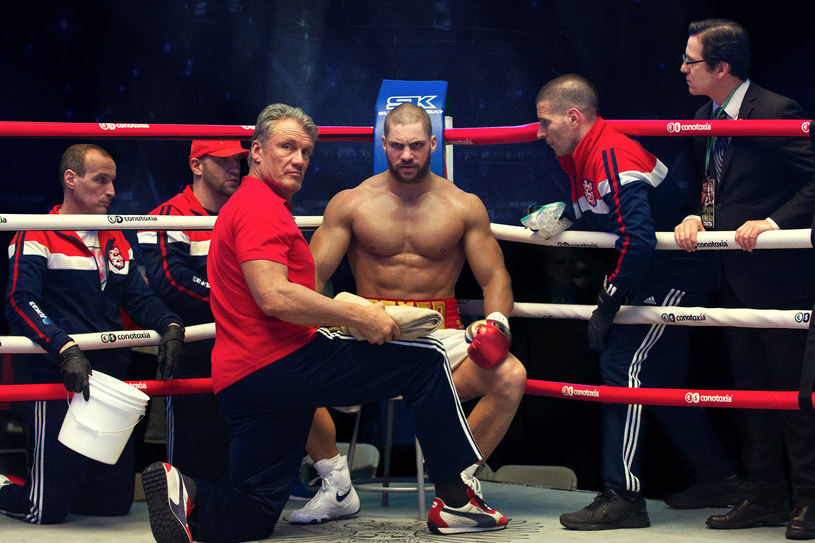 "Creed II", z Michaelem B. Jordanem jako Adonisem Creedem i Sylvestrem Stallonem w roli jego mentora Rocky'ego, na ekrany w Polsce trafi już 23 listopada. Na drodze bohaterów filmu pojawiają się tym razem duchy z przeszłości - Ivan Drago, pamiętny sowiecki bokser z IV części "Rocky’ego", który obecnie przelał swoje ambicje na syna, Viktora (Florian Munteanu). 