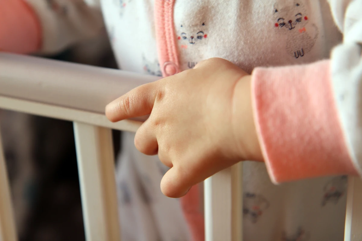 Za narażenie trzyletniej córki na niebezpieczeństwo utraty życia lub uszczerbku na zdrowiu odpowie przed sądem Katarzyna M. z Częstochowy. W marcu dziecko kobiety błąkało się na ulicy w koszulce z krótkim rękawem. Dziewczynką zaopiekowali się przechodnie.
Sprawą zajmowała się Prokuratura Rejonowa Częstochowa-Południe.