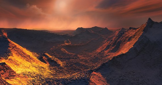 Ziemia ma kolejną bliską i skalistą sąsiadkę - informują astronomowie korzystający z aparatury Europejskiego Obserwatorium Południowego (ESO). Na łamach czasopisma "Nature" opublikowali właśnie informacje o odkryciu planety, krążącej wokół najbliższej Słońcu pojedynczej gwiazdy. Mroźna planeta o masie nieco przekraczającej 3 masy Ziemi, obiegająca Gwiazdę Barnarda, znajduje się, mniej więcej 6 lat świetlnych od nas. Jedyna znana nam jeszcze bliższa planeta, krąży wokół gwiazdy Proxima Centauri należącej do układu trzech gwiazd Alfa Centauri w odległości około 4,2 roku świetlnego od nas.
