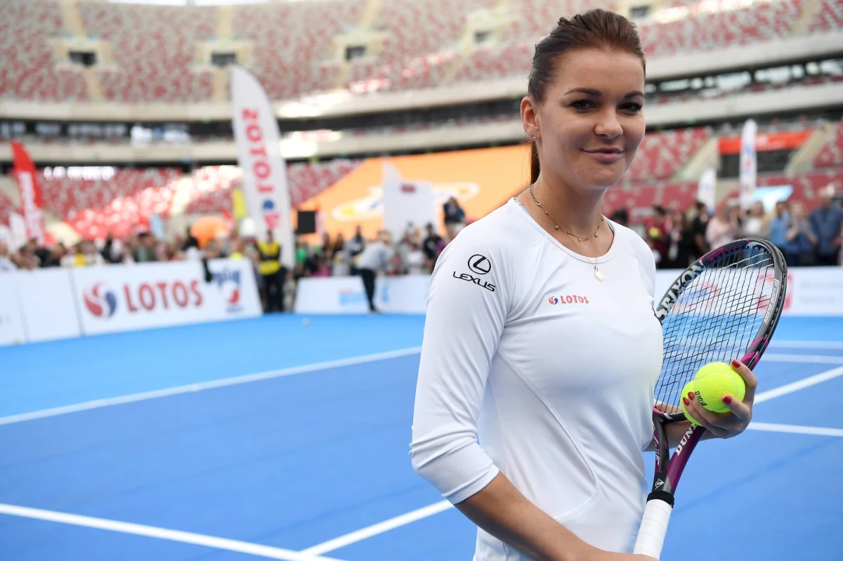 Najlepsza polska tenisistka Agnieszka Radwańska ogłosiła zakończenie kariery.  "Po 13 latach zawodowego grania, kończę swoją przygodę z zawodowym tenisem. Nie jest mi z tym łatwo. W głowie jeszcze tyle wspomnień, emocji zwycięstw tych dwudziestu zdobytych turniejów i tych blisko sześciuset wygranych meczów. Niestety nie mogłam już trenować jak dawniej, a organizm i tak coraz częściej odmawiał posłuszeństwa" - napisała na Facebooku Radwańska. 