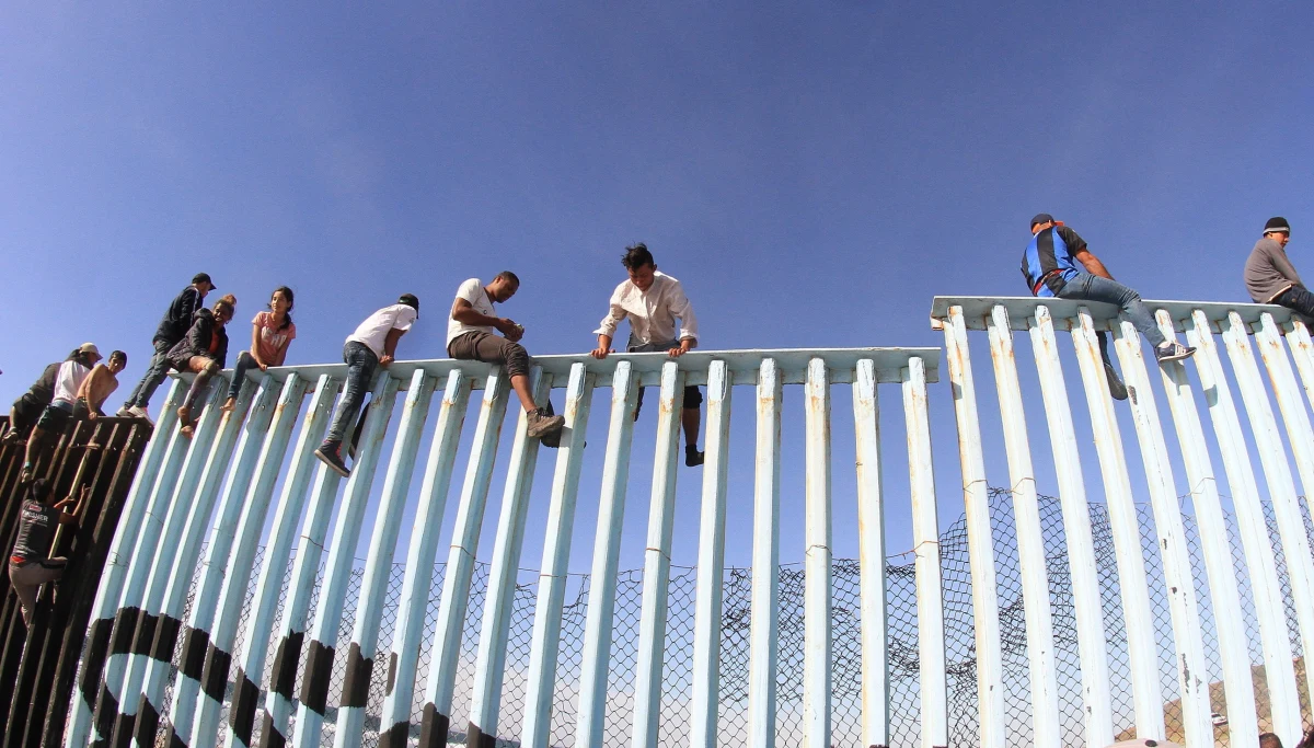 Kilkutysięczna karawana migrantów, która wyruszyła z Hondurasu, coraz szybciej zbliża się do granicy Meksyku z USA. Pierwsze setki ludzi dotarły już do samej granicy w pobliżu Tijuany, nazywanej "bramą Meksyku". 