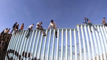 Karawana migrantów coraz szybciej zbliża się do granicy z USA